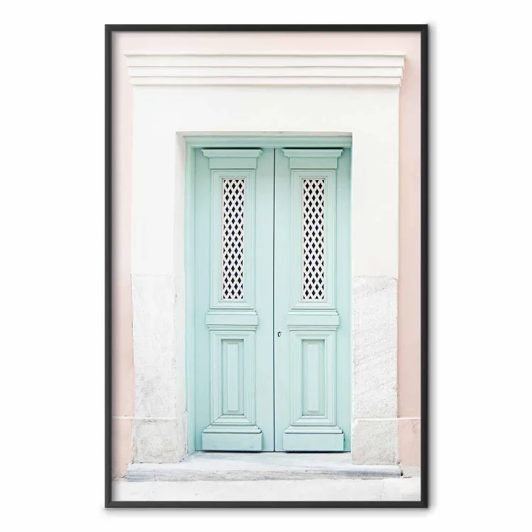 Minzige Einladung - Türkise Tür vor pastellfarbener Architektur