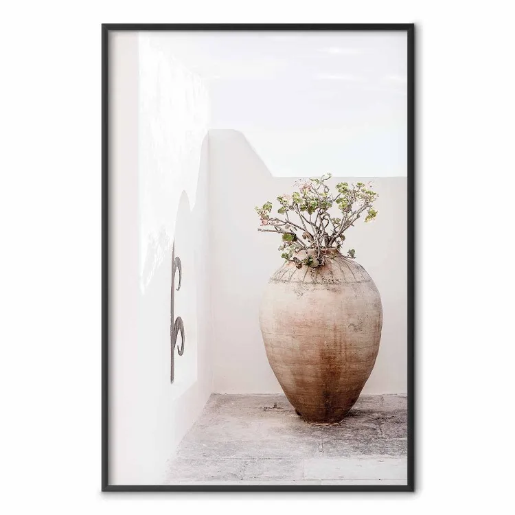 Steinerne Stille - Vase mit grüner Pflanze vor heller Architektur