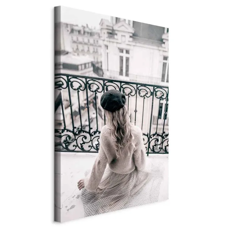 Mai-Traum (1-teilig) Hochformat - Frau auf einem Balkon in Paris