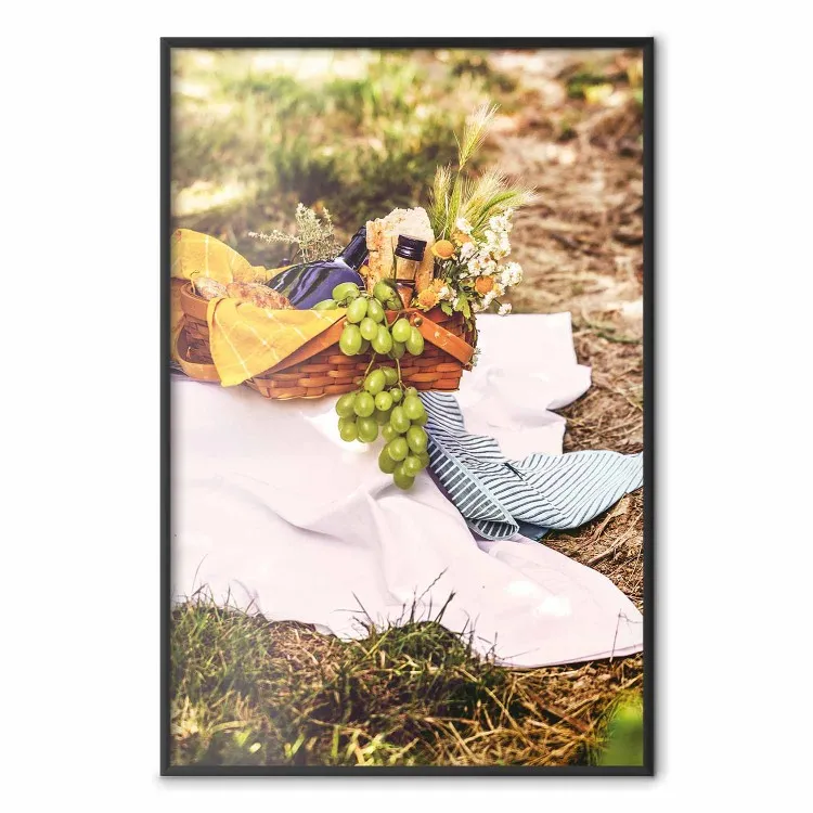 Picknick - Komposition mit grünen Früchten im Weidenkorb vor Natur