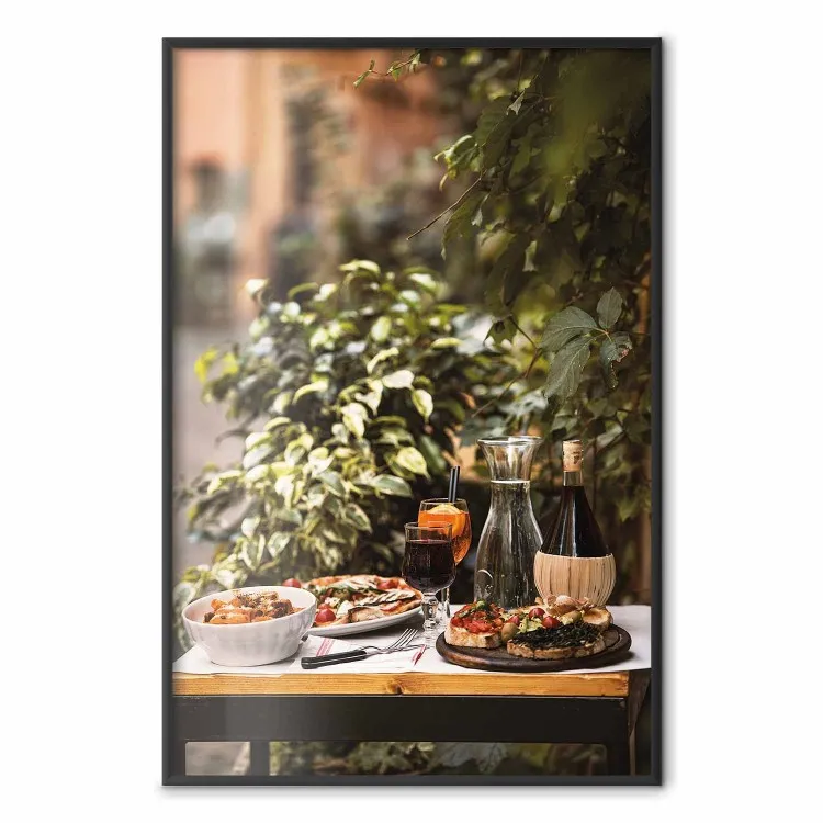 Siesta - Wein und italienisches Essen vor grünen Pflanzen