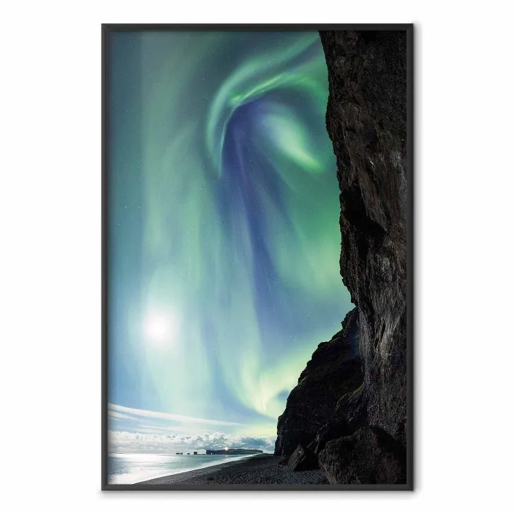 Naturwunder - Malerische Nordlichter am Himmel zwischen hohen Klippen