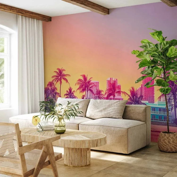 Strand bei Sonnenuntergang - bunte Wolkenkratzer mit Palmen und Sand