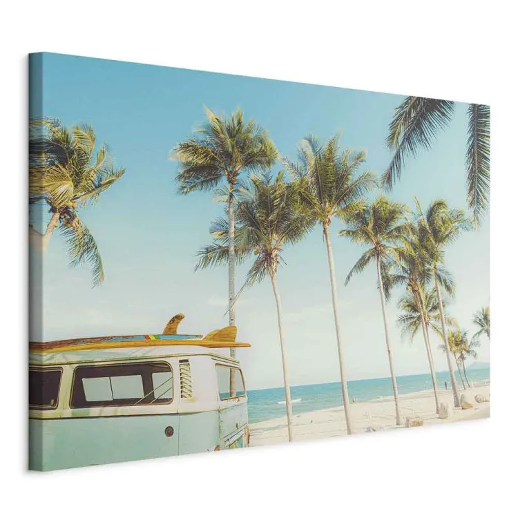 Surf-Campingplatz - Van mit Brettern an einem tropischen Strand